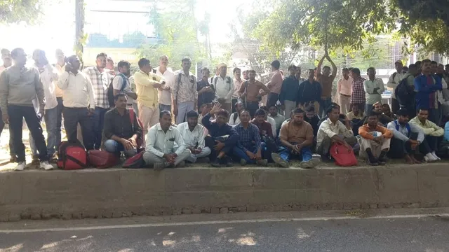 नौकरी से निकाले गए एंबुलेंस टेक्नीशियनों का जीवीके ईएमआरआई कार्यालय पर धरना, फिलहाल जारी रहेगा विरोध