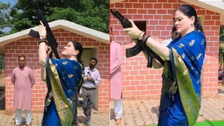 IPS अंकिता शर्मा का दशहरा पूजा के दौरान AK-47 से फायरिंग करते हुए वीडियो वायरल। (सोशल मीडिया)