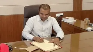 पदभार ग्रहण करते भोपाल नगर निगम आयुक्त रामप्रकाश अहिरवार।
