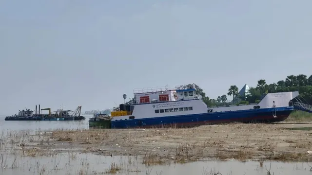 भागलपुर में गंगा किनारे 5 दिनों से अटका MV राजेंद्र प्रसाद; 10 फीट ड्रेजिंग भी नाकाम, गुवाहाटी से आ रहा एयरबैग