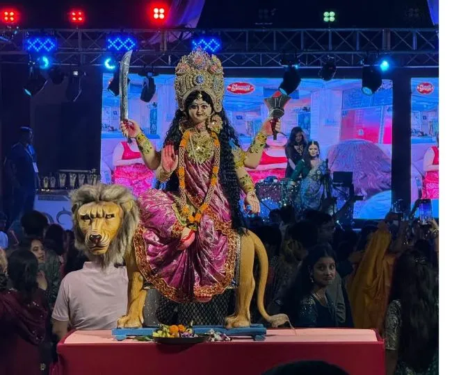 Bhagalpur Navrang Navratri Manish Mayur DJ Kayda Dazzle Anchor Anshika Gupta (1)