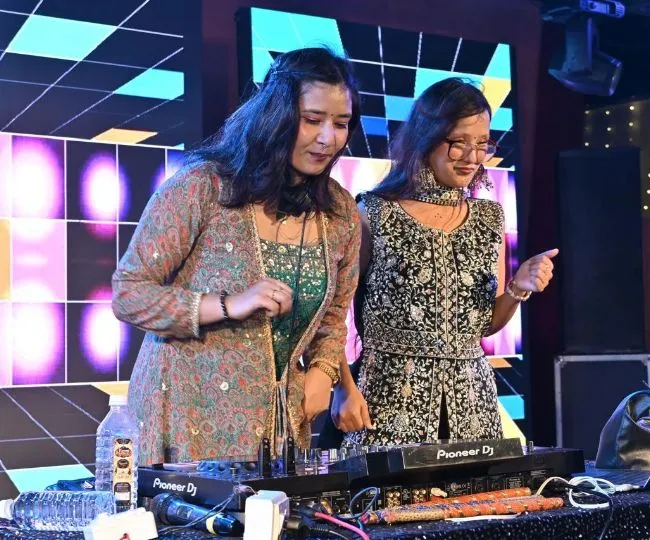 Bhagalpur Navrang Navratri Manish Mayur DJ Kayda Dazzle Anchor Anshika Gupta (10)