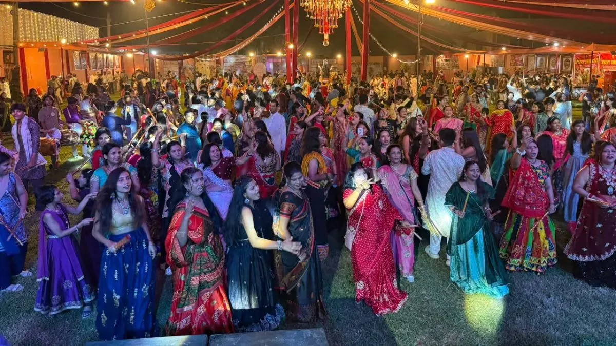 Bhagalpur Navrang Navratri Manish Mayur DJ Kayda Dazzle Anchor Anshika Gupta (2)