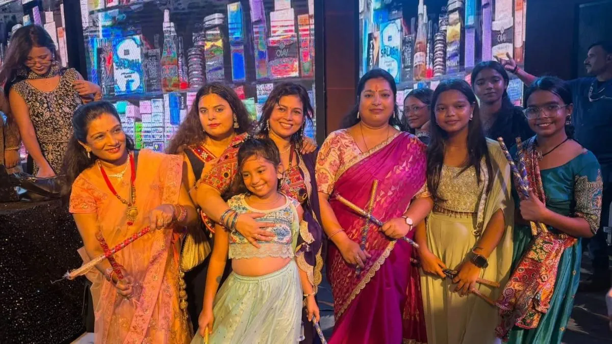 Bhagalpur Navrang Navratri Manish Mayur DJ Kayda Dazzle Anchor Anshika Gupta (6)
