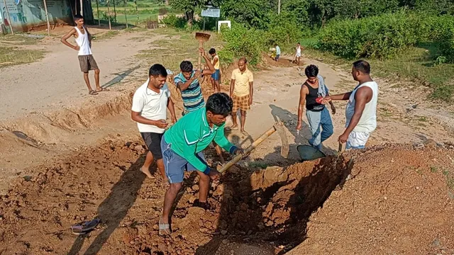 बांका: प्रशासन ने नहीं ली सुध तो खुद उठाया फावड़ा, श्रमदान से सुधारी बदहाल सड़क