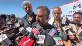 हिमाचल प्रदेश के मुख्यमंत्री सुखविन्द्र सिंह सुक्खू शिमला में मीडिया से बात करते हुए। जागरण