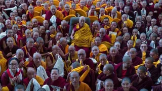 बौद्ध मंदिर मैक्लोडगंज में भिक्षुओं व श्रद्धालुओं के बीच दलाई लामा। सौजन्य तिब्बती प्रशासन