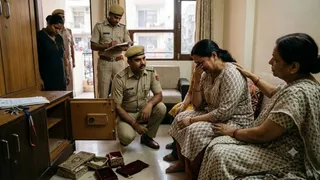 दिल्ली में आए दिन ऐसे मामले सामने आ रहे हैं, जिनमें घर और व्यापार में लूट-खसोट करने वाला घरेलू सहायक ही साबित हो रहा है। एआई इमेज