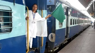 ट्रेन को हरी झंडी दिखातीं महिला गार्ड। (फाइल फोटो)