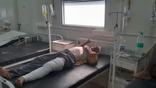 अस्पताल में भर्ती घायल मजदूर।