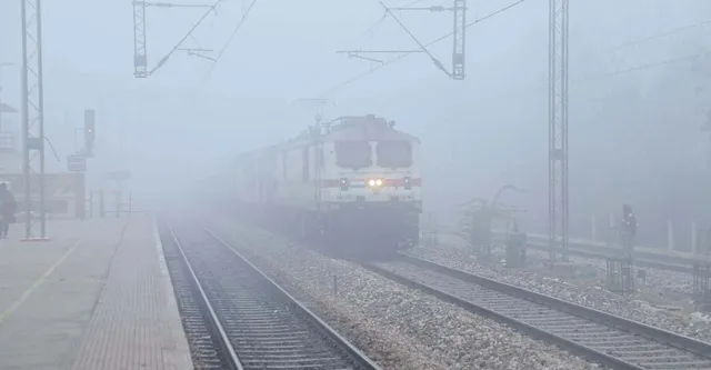 Railway Updates: कोहरे का ट्रेनों पर दिखने लगा असर, काठगोदाम गरीबरथ व हमसफर एक्सप्रेस निरस्त, कई के फेरे घटे
