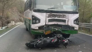 ऊना-अंब हाईवे पर बस और बाइक की टक्कर में दो युवकों की मौत हो गई। प्रतीकात्मक फोटो