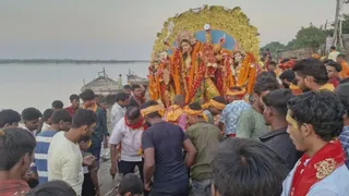 पटना के दानापुर में दुर्गा की प्रतिमा का विसर्जन। जागरण