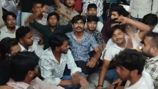 कासगंज में हंगामा करते एबीवीपी कार्यकर्ता।