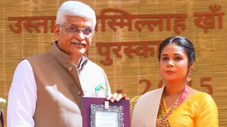 केंद्रीय मंत्री गजेंद्र सिंह शेखावत से उस्ताद बिस्मिल्लाह खां युवा राष्टीय पुरस्कार ग्रहण करती मनीषा श्रीवास्तव। सौ. स्वंय