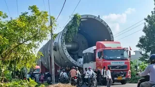 308 पहियों वाला बाहुबली ट्रक बुधवार को लखीमपुर खीरी जिले की सीमा में प्रवेश कर गया