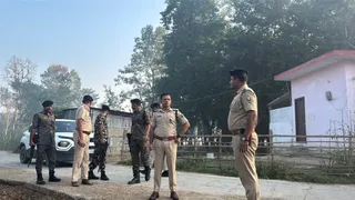 घटनास्थल का निरीक्षण करते पुलिस अधीक्षक स्वर्ण प्रभात व अन्य। सौजन्य -मोतिहारी पुलिस
