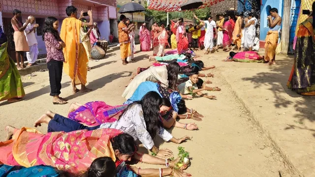 आस्था का अनूठा नजारा: मन्नत के लिए सड़क पर दंडवत लेट जाते हैं भक्त, ऊपर से गुजरती है मां दुर्गा की पालकी
