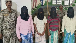 प्रतिबंधित मांस बेचने के आरोपितों के साथ पाकुड़ पुलिस।(फोटो जागरण)
