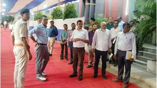 पटना में वज्रगृह सह मतगणना केंद्र का निरीक्षण करते प्रमंडलीय आयुक्त। सौ-कमिश्नरी