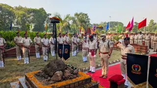 साहिबगंज पुलिस लाइन में शहीद जवानों को श्रद्धांजलि देते एसपी अतिम कुमार सिंह और जवान। (फोटो जागरण)