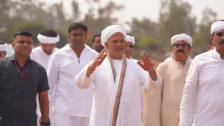 भोपाल के लाल परेड मैदान पर आयोजन की तैयारियों का जायजा लेते संत रविशंकर महाराज व अन्य।