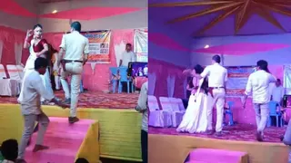 मंच पर चढ़ते और डांसर को थप्पड़ लगाते दारोगा। वीडियो ग्रैब