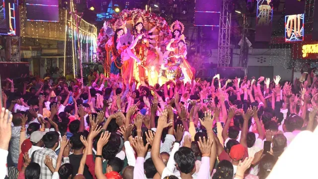 'जय मां दुर्गे' के जयकारों से गूंजा शिवहर, नम आंखों से माता को विदाई; जानें 3 दिनों का विसर्जन शेड्यूल