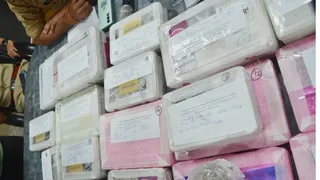 पुलिस लाइन में प्रेस वार्ता के दौरान व्यापारी का सामान चोरी बरामद सामान। जागरण