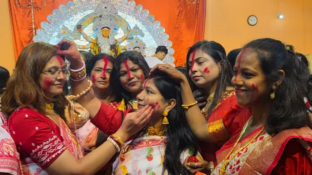 धनबाद में सिंदूर खेला का उत्साह, मां दुर्गा की विदाई पर भावुक हुए भक्त