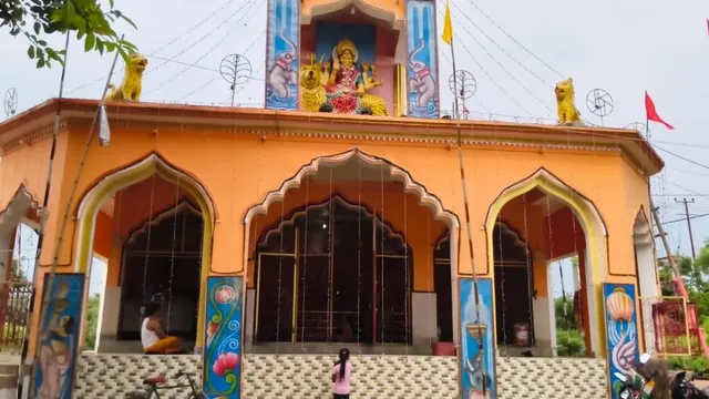 सुपौल के 100 साल पुराने दुर्गा मंदिर में आज भी जीवित है अनूठी परंपरा; कंधे पर सवार हो नगर भ्रमण करती हैं मां भगवती
