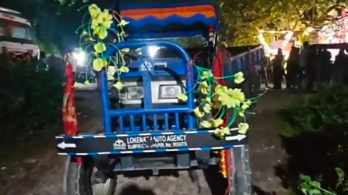 बंगाल: सिलीगुड़ी में सांस्कृतिक कार्यक्रम देख रहे लोगों पर चढ़ा ट्रैक्टर, हादसे में 5 घायल, 3 की हालत गंभीर