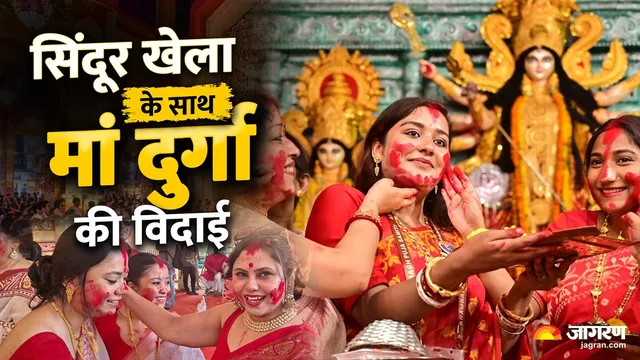 लाल पाड़ सफेद साड़ी और गालों पर सिंदूर, पारंपरिक धुनाची नृत्य से गुरुग्राम में सजा 'मिनी बंगाल'; PHOTOS