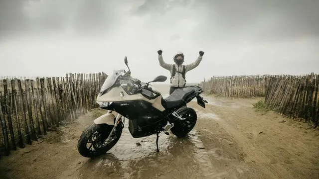 इस इलेक्ट्रिक मोटरसाइकिल ने सिंगल चार्ज में तय की 436.5km दूरी, बनाया दुनिया की सबसे लंबी EV बाइक राइड का रिकॉर्ड
