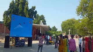 सारनाथ में पर्यटक एलईडी पर देखेंगे काशी एयर शो का रोमांचक प्रदर्शन।