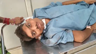 गाजीपुर जिला अस्पताल में बड़ा हादसा: मरीज तीसरे मंजिल से गिरा, हालत गंभीर।
