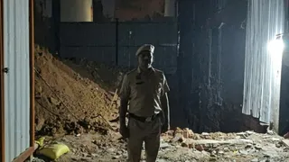 सुशांत लोक-एक में बगल के प्लाॅट में बेसमेंट की खोदाई के कारण पांच मंजिला निर्माणाधीन इमारत झुकने के बाद मौके पर तैनात पुलिस। जागरण