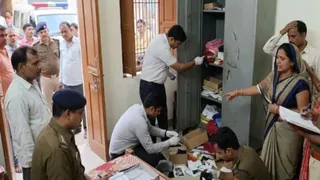 चोरों ने उड़ाए कैश और लाखों के जेवरात (एआई जेनरेटेड तस्वीर)