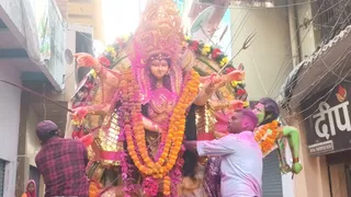 चुनार में नम आंखों से मां दुर्गा को विदाई, अगले बरस फिर आने का जयकारा गूंजा।