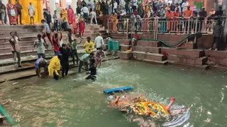 लक्सा लक्ष्मी कुंड में नम आंखों से मां दुर्गा की प्रतिमाओं का विसर्जन, सुरक्षा रही मुस्तैद।