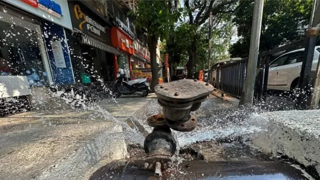 गाजियाबाद: सीवर लाइन बिछाते समय टूटी पेयजल पाइपलाइन, 15 हजार लोग पानी को तरसे
