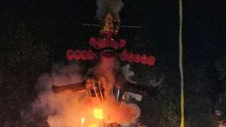 आश्रम हरि मंदिर पटौदी में रावण के पुतले का दहन करते हुए। जागरण