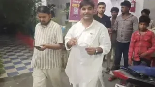 नाटक के मंचन के बीच अचानक फटा गुब्बारा