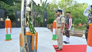 अधिकारियों ने शहीदों के परिवारों के प्रति एकजुटता व्यक्त की और उनके योगदान को याद किया।