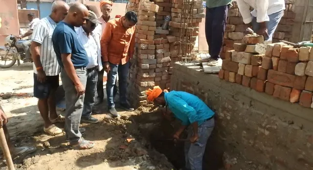 गोरखपुर में जब अफसरों ने मोड़ा मुंह, तो जनता ने फावड़ा उठाकर दूर किया जलभराव
