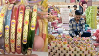बोरोसिल के डिजाइनर कंगन और गोदाम में तैयार कंगन पैक करते कारीगर