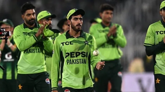 PAK vs ENG: अराफत मिन्हास के 'छक्के' ने इंग्लैंड के उड़ाए होश, पाकिस्तान ने अंग्रेजों को दी पटखनी
