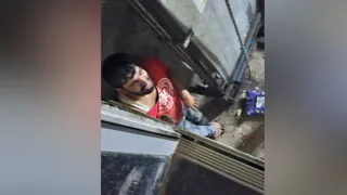 लिफ्ट में फंसा डिलीवरी ब्वॉय। जागरण