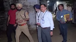 मानसा में थाने से जरूरी दस्तावेज लेकर जाते हुए CBI की टीम।