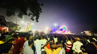 नोएडा के सेक्टर-21 ए स्थित स्टेडियम में आयोजित रावण दहन को देखने उमड़ी भीड़। जागरण